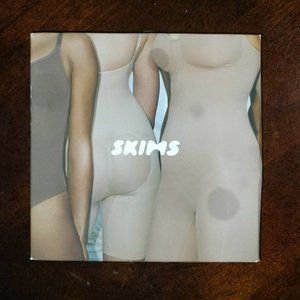Skims Kim Kardashian Sculpting bodysuit mid thigh with open gusset Onyx S/M